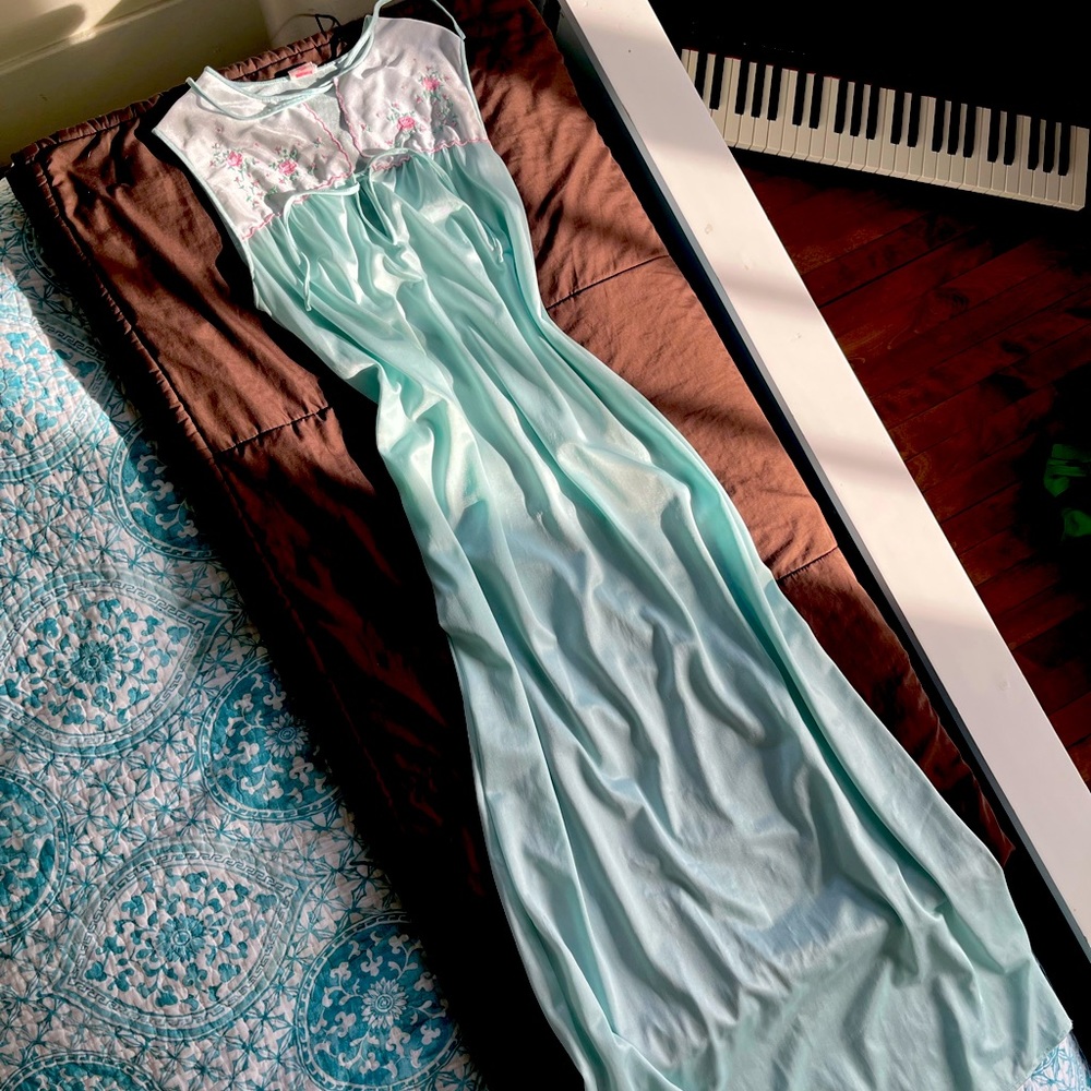 Vintage early 70s blue and white floral nightgown